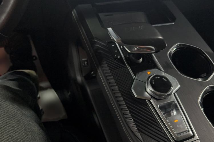 Used CHANGAN UNI-K 2024 2.0T Two-Wheel Drive YueShang Trim Gear Lever