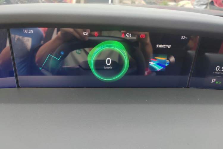 Used CHANGAN UNI-K 2024 2.0T Two-Wheel Drive YueShang Trim Instrument Cluster