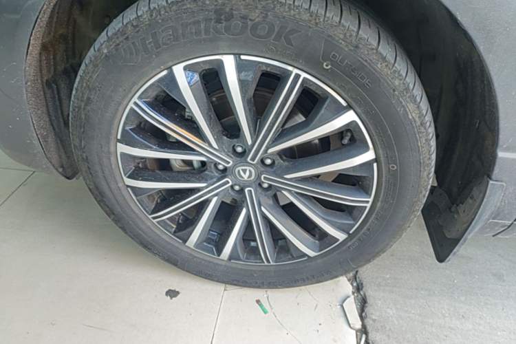 Used CHANGAN UNI-K 2024 2.0T Two-Wheel Drive Enjoyment Version Left Front Wheel Hub