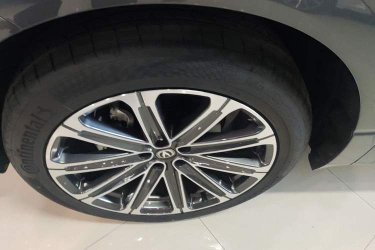 Used CHANGAN UNI-K 2024 2.0T Two-Wheel Drive Global Edition Left Front Wheel Hub