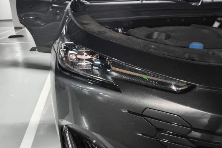 Used CHANGAN UNI-K 2024 2.0T Two-Wheel Drive YueShang Trim Right Front Headlight