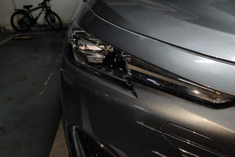 Used CHANGAN UNI-K 2024 2.0T Two-Wheel Drive YueShang Trim Right Front Headlight