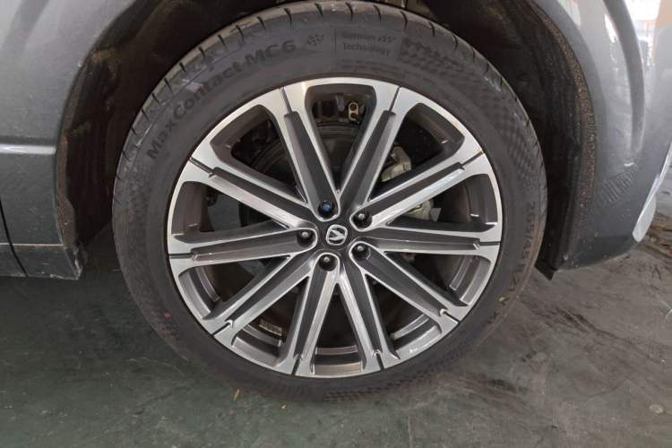 Used CHANGAN UNI-K 2024 2.0T Two-Wheel Drive Global Edition Right Front Wheel Hub