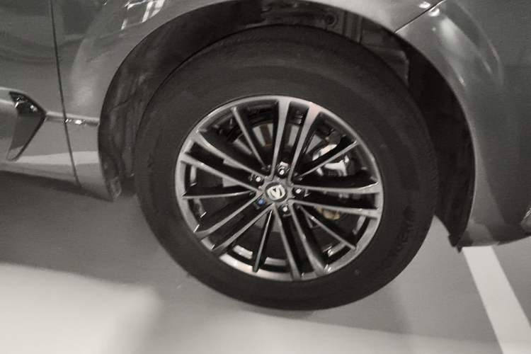 Used CHANGAN UNI-K 2024 2.0T Two-Wheel Drive YueShang Trim Right Front Wheel Hub
