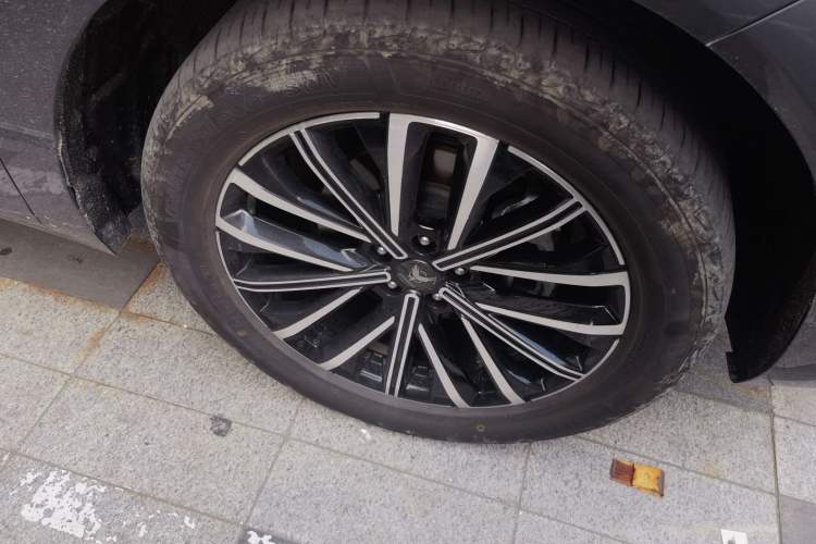 Used CHANGAN UNI-K 2024 2.0T Two-Wheel Drive Enjoyment Version Right Front Wheel Hub