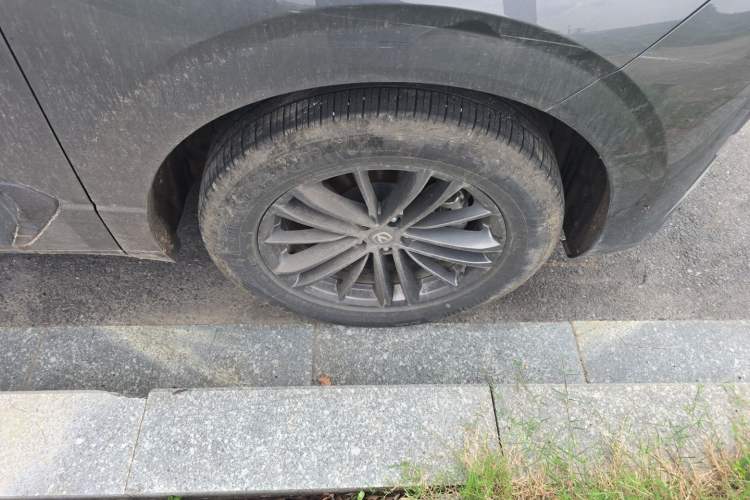 Used CHANGAN UNI-K 2024 2.0T Two-Wheel Drive YueShang Trim Right Front Wheel Hub