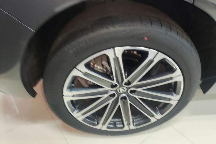 Used CHANGAN UNI-K 2024 2.0T Two-Wheel Drive Global Edition Right Rear Wheel Hub