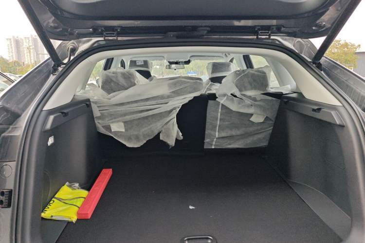 Used CHANGAN UNI-K 2024 2.0T Two-Wheel Drive YueShang Trim Trunk