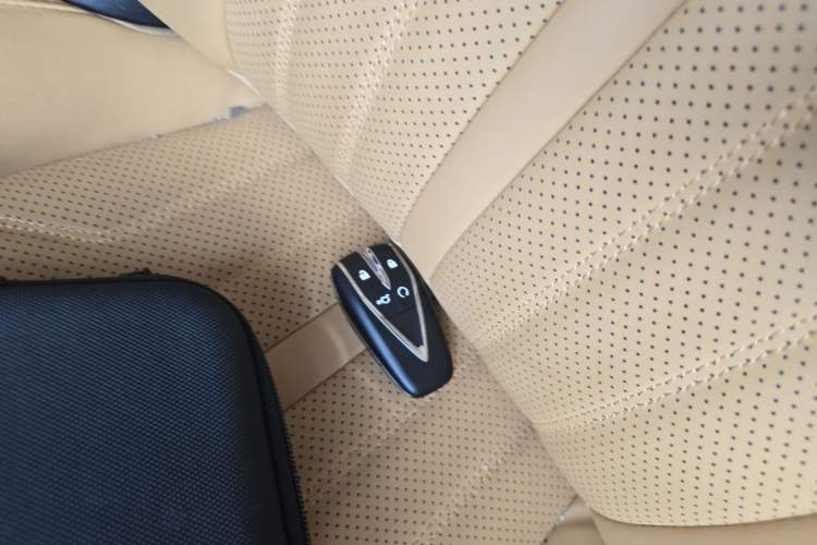 Used CHANGAN UNI-K 2024 2.0T Two-Wheel Drive YueShang Trim Vehicle Key