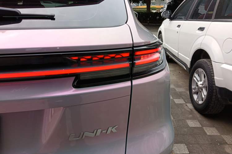 Used CHANGAN UNI-K 2024 2.0T Two-Wheel Drive Global Edition Exterior 6