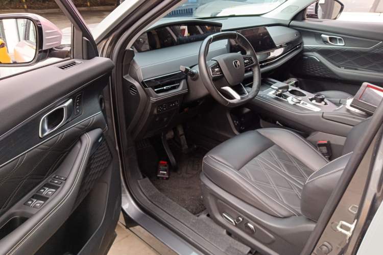 Used CHANGAN UNI-K 2024 2.0T Two-Wheel Drive Global Edition Interior 3