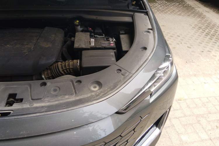 Used CHANGAN UNI-K 2024 2.0T Two-Wheel Drive YueShang Trim Engine Bay Left