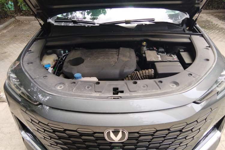 Used CHANGAN UNI-K 2024 2.0T Two-Wheel Drive YueShang Trim Engine Bay