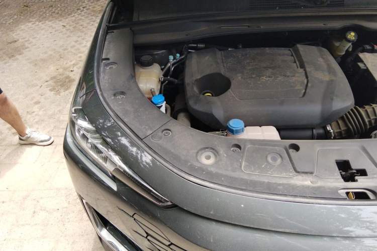 Used CHANGAN UNI-K 2024 2.0T Two-Wheel Drive YueShang Trim Engine Bay Right