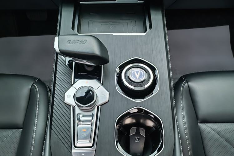 Used CHANGAN UNI-K 2024 2.0T Two-Wheel Drive YueShang Trim Gear Lever