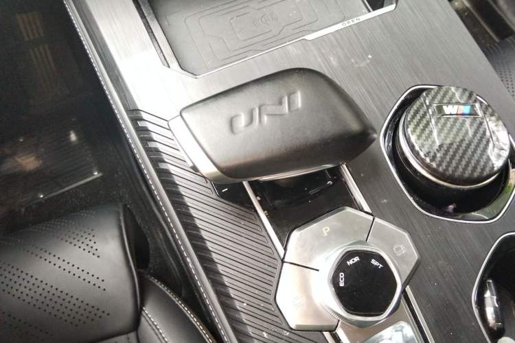 Used CHANGAN UNI-K 2024 2.0T Two-Wheel Drive YueShang Trim Gear Lever