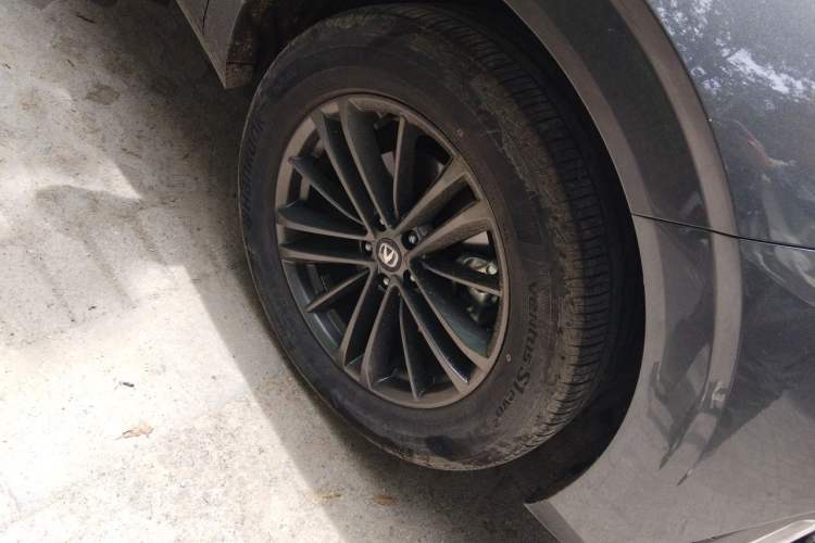 Used CHANGAN UNI-K 2024 2.0T Two-Wheel Drive YueShang Trim Right Front Wheel Hub