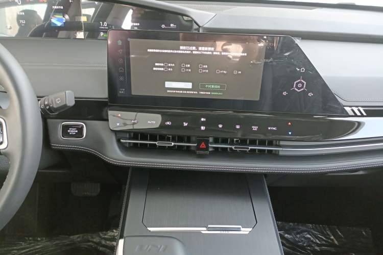 Used CHANGAN UNI-K 2024 2.0T Two-Wheel Drive Global Edition Audio And AC Panel