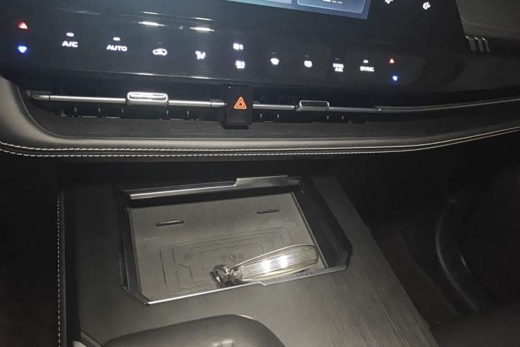 Used CHANGAN UNI-K 2024 2.0T Two-Wheel Drive Global Edition Audio And AC Panel
