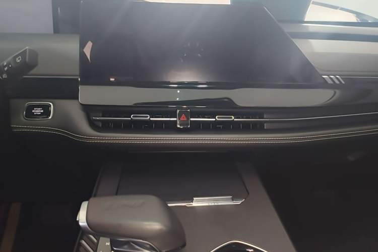 Used CHANGAN UNI-K 2024 2.0T Two-Wheel Drive Enjoyment Version Audio And AC Panel