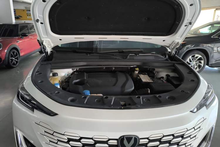 Used CHANGAN UNI-K 2024 2.0T Two-Wheel Drive YueShang Trim Engine Bay
