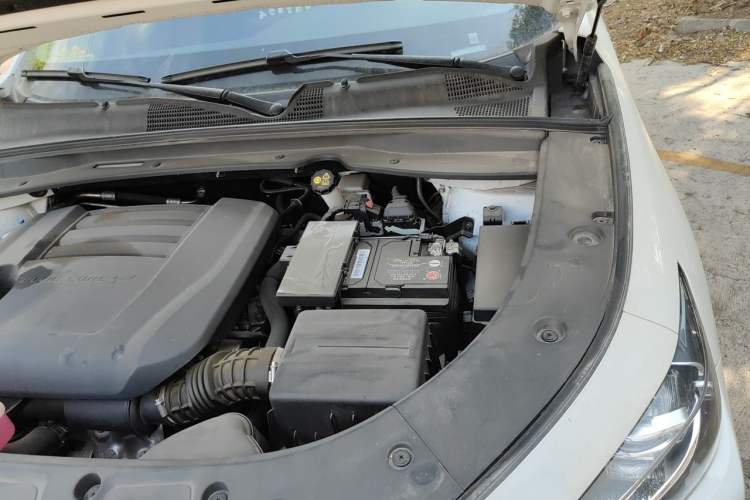 Used CHANGAN UNI-K 2024 2.0T Two-Wheel Drive YueShang Trim Engine Bay Left