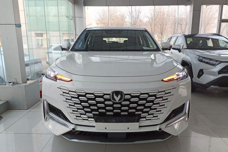 Used CHANGAN UNI-K 2024 2.0T Two-Wheel Drive Global Edition Exterior 1