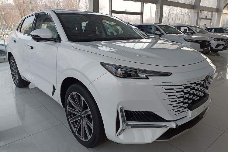 Used CHANGAN UNI-K 2024 2.0T Two-Wheel Drive Global Edition Exterior 2