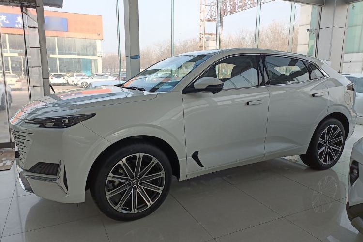 Used CHANGAN UNI-K 2024 2.0T Two-Wheel Drive Global Edition Exterior 3