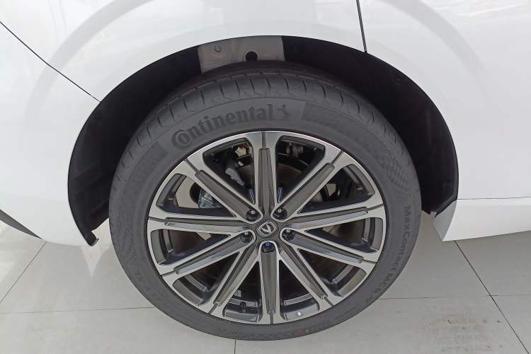 Used CHANGAN UNI-K 2024 2.0T Two-Wheel Drive Global Edition Exterior 8