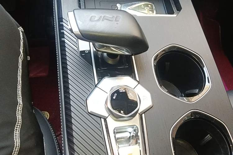 Used CHANGAN UNI-K 2024 2.0T Two-Wheel Drive Global Edition Gear Lever