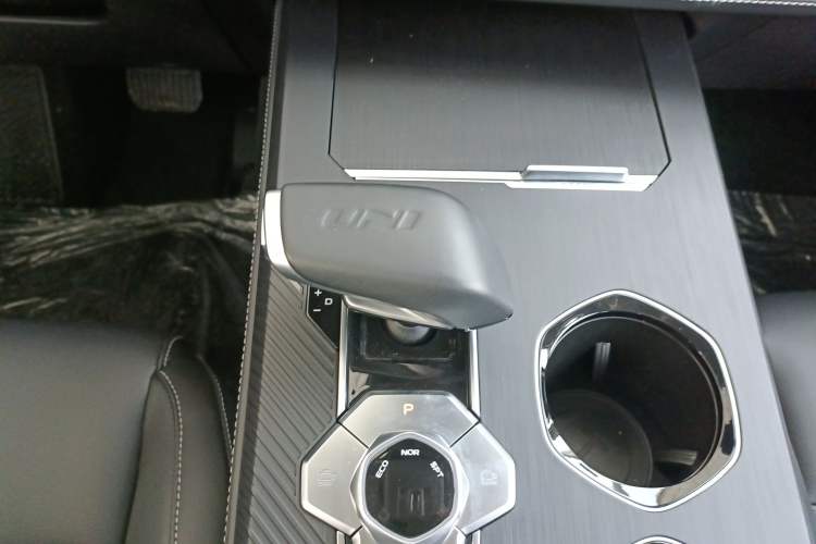Used CHANGAN UNI-K 2024 2.0T Two-Wheel Drive Global Edition Gear Lever