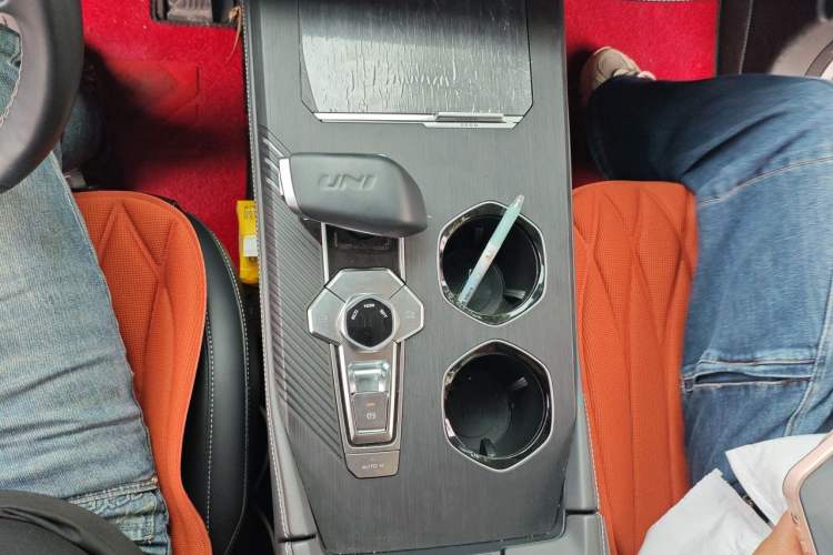 Used CHANGAN UNI-K 2024 2.0T Two-Wheel Drive YueShang Trim Gear Lever