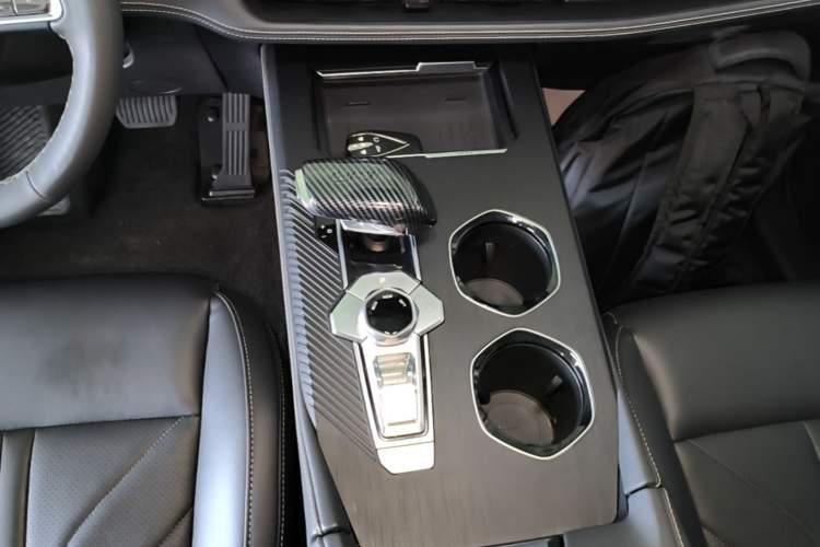 Used CHANGAN UNI-K 2024 2.0T Two-Wheel Drive YueShang Trim Gear Lever