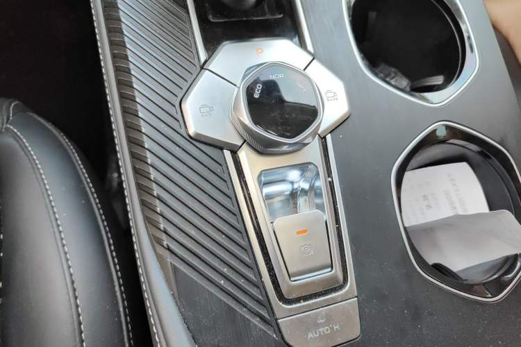 Used CHANGAN UNI-K 2024 2.0T Two-Wheel Drive YueShang Trim Gear Lever