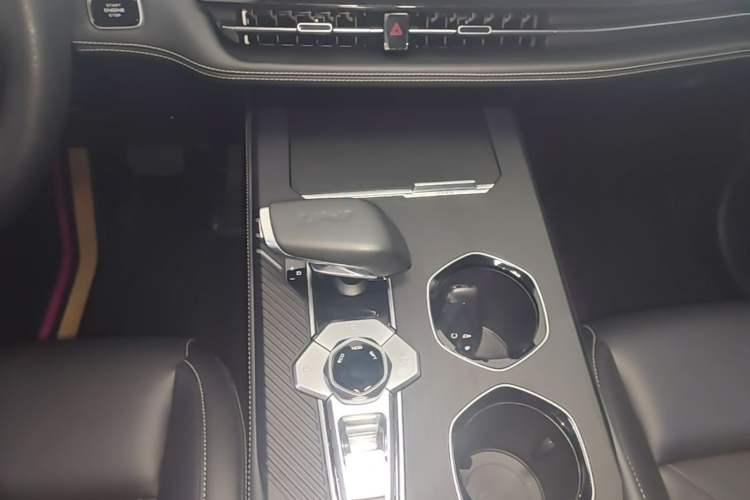 Used CHANGAN UNI-K 2024 2.0T Two-Wheel Drive Enjoyment Version Gear Lever