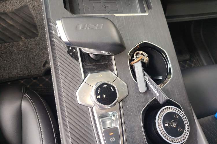 Used CHANGAN UNI-K 2024 2.0T Two-Wheel Drive YueShang Trim Gear Lever