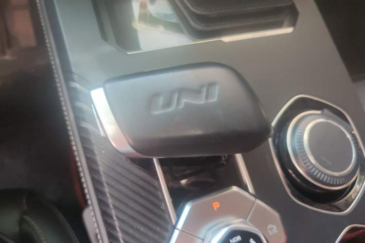 Used CHANGAN UNI-K 2024 2.0T Two-Wheel Drive YueShang Trim Gear Lever