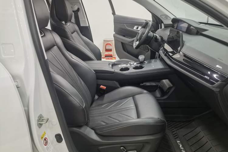 Used CHANGAN UNI-K 2024 2.0T Two-Wheel Drive YueShang Trim Interior 13