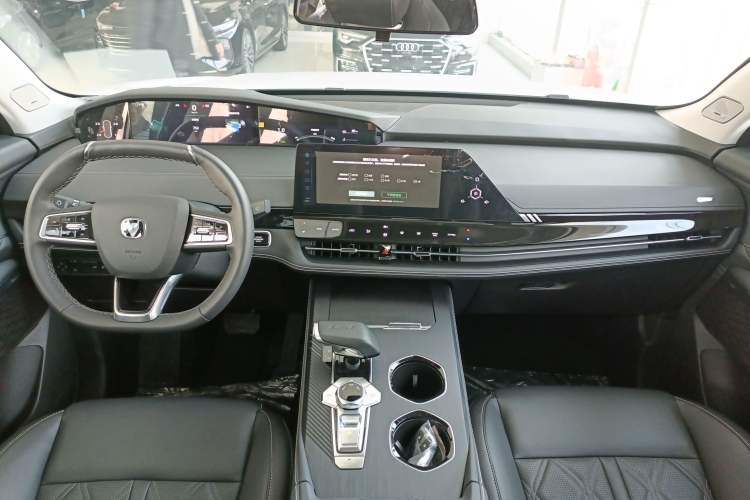 Used CHANGAN UNI-K 2024 2.0T Two-Wheel Drive Global Edition Interior 2