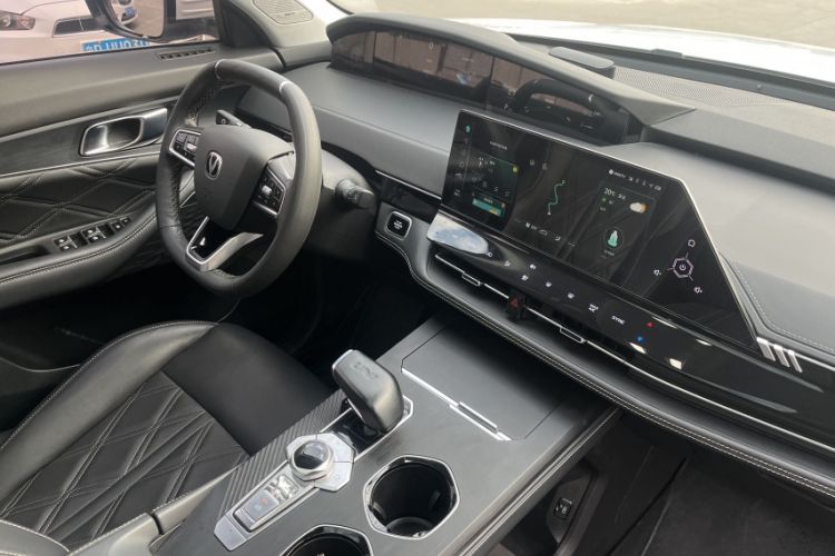 Used CHANGAN UNI-K 2024 2.0T Two-Wheel Drive Global Edition Interior 3