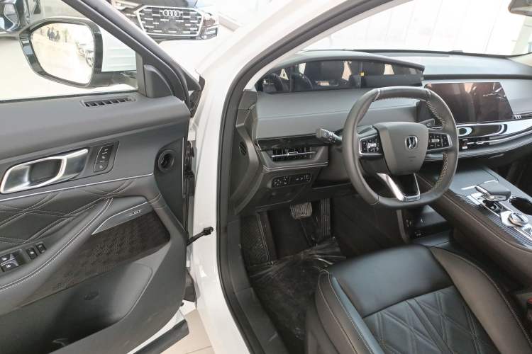 Used CHANGAN UNI-K 2024 2.0T Two-Wheel Drive Global Edition Interior 3