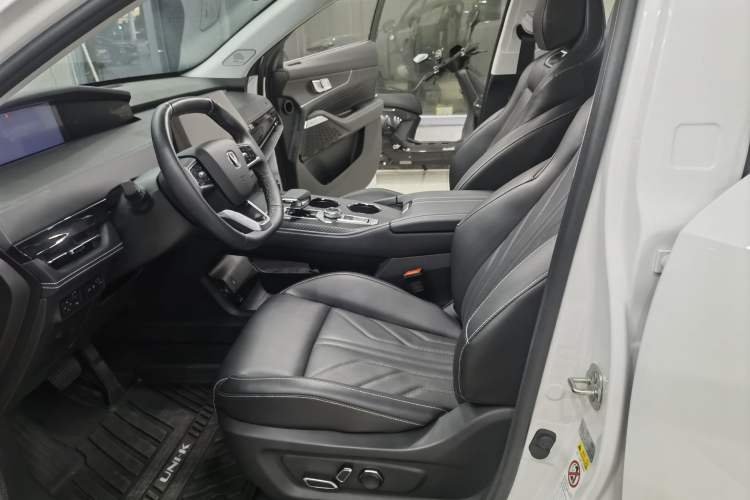 Used CHANGAN UNI-K 2024 2.0T Two-Wheel Drive YueShang Trim Interior 6