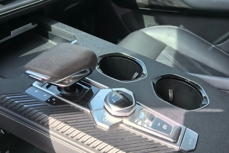 Used CHANGAN UNI-K 2024 2.0T Two-Wheel Drive Global Edition Interior 9