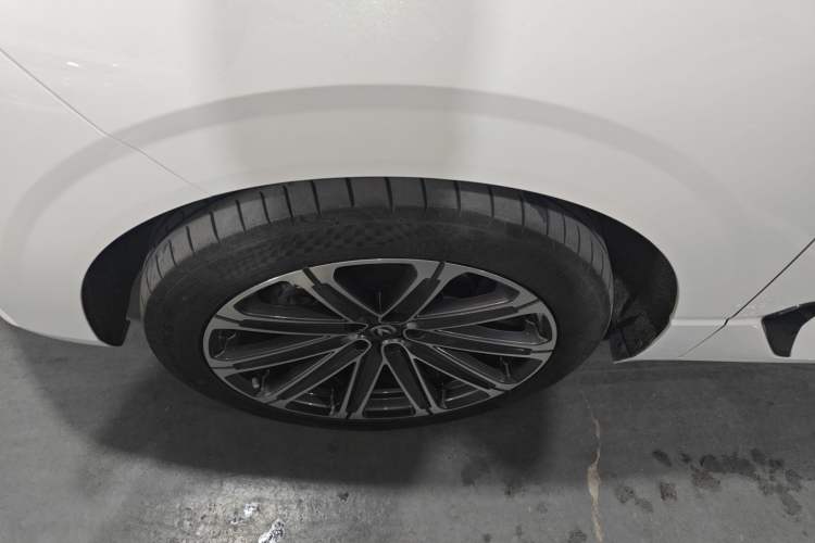 Used CHANGAN UNI-K 2024 2.0T Two-Wheel Drive Global Edition Left Front Wheel Hub