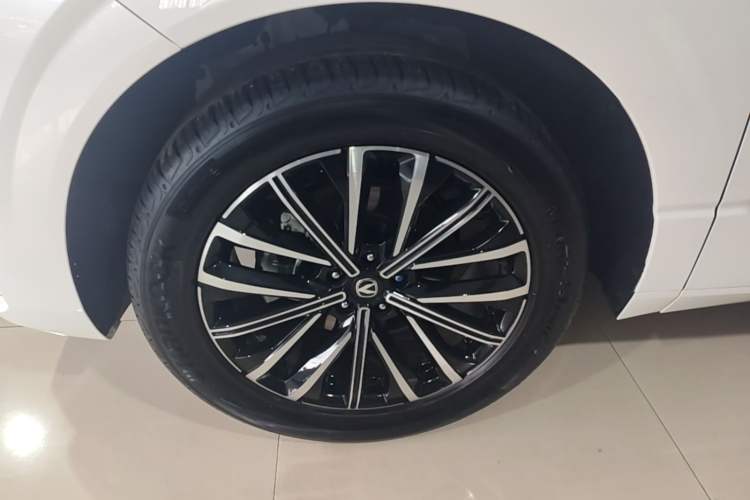 Used CHANGAN UNI-K 2024 2.0T Two-Wheel Drive Enjoyment Version Left Front Wheel Hub