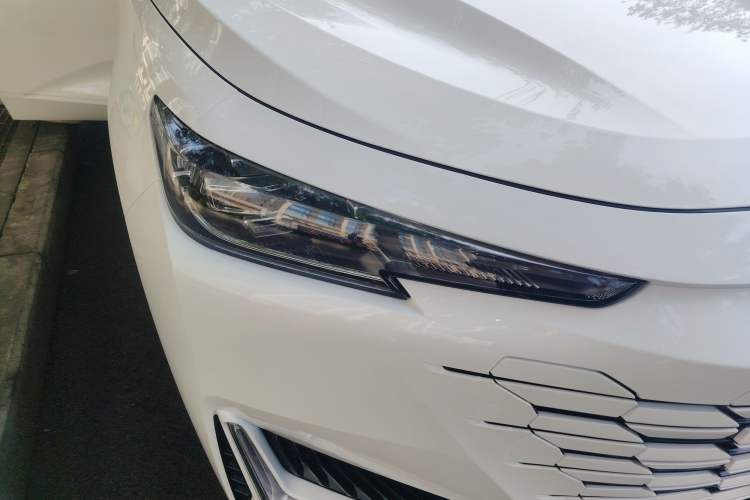 Used CHANGAN UNI-K 2024 2.0T Two-Wheel Drive YueShang Trim Right Front Headlight