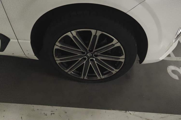 Used CHANGAN UNI-K 2024 2.0T Two-Wheel Drive Global Edition Right Front Wheel Hub