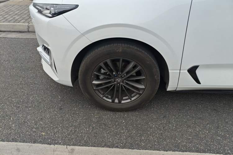 Used CHANGAN UNI-K 2024 2.0T Two-Wheel Drive YueShang Trim Right Front Wheel Hub