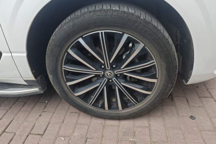 Used CHANGAN UNI-K 2024 2.0T Two-Wheel Drive Enjoyment Version Right Front Wheel Hub